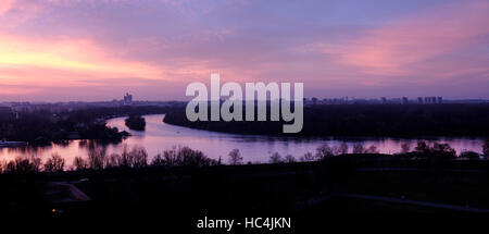 Panorama Blick bei Sonnenuntergang von Kalemegdan-Festung in Richtung neu-Belgrad über der Mündung des Flusses Sava in der Stadt Belgrad Hauptstadt der Republik Serbien in die Donau Stockfoto