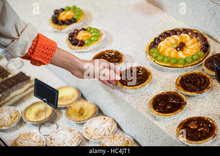 Frau Display Torte auswählen Stockfoto