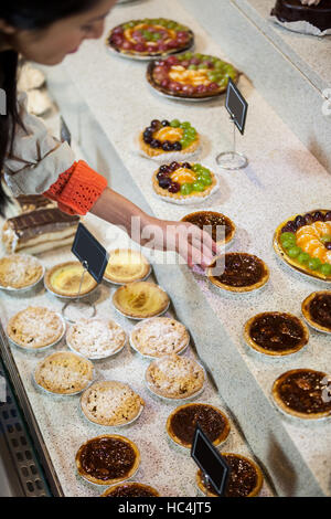 Frau Display Torte auswählen Stockfoto