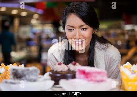 Glückliche Frau Display Desserts auswählen Stockfoto