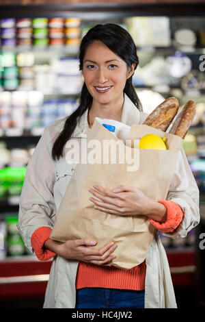 Frau hält Lebensmittel in Papiertüte Stockfoto