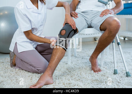 Physiotherapeuten untersuchen Patienten Knie Stockfoto