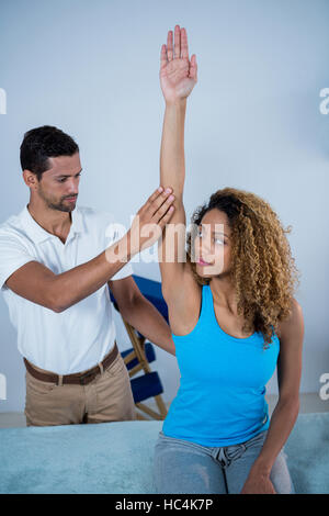 Physiotherapeut geben Arm massage für weibliche Patienten Stockfoto