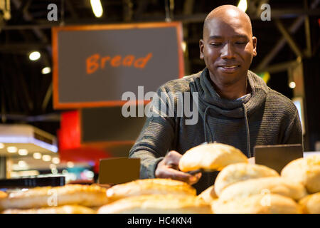 Mann Brotkauf Croissant vom Display-counter Stockfoto