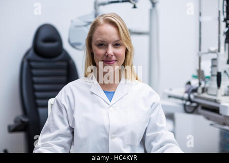 Porträt von lächelnden weiblichen Augenarzt Stockfoto