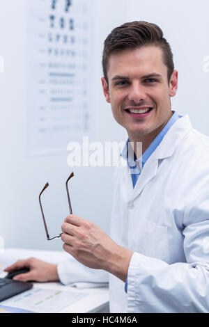 Optiker in Augenklinik arbeiten Stockfoto