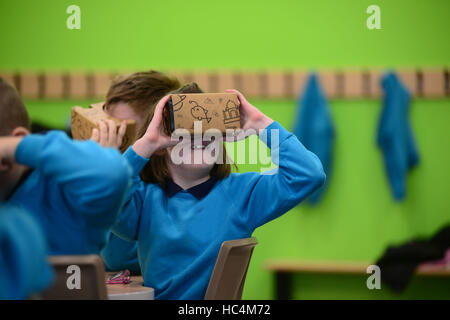 Ein Kind mit einer virtual-Reality-Viewer in der Schule. Stockfoto