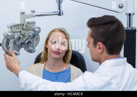 Optiker, die Interaktion mit der Patientin Stockfoto
