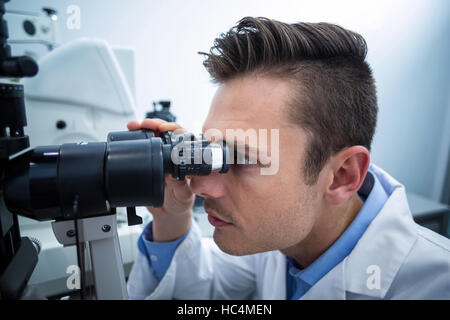 Optiker Suche durch biomicroscope Stockfoto