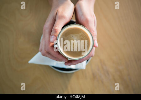 Hände halten eine Kaffeetasse Stockfoto