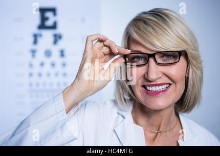 Lächelnde weibliche Optiker Brille tragen Stockfoto