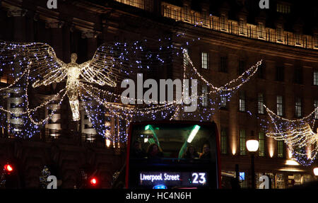 Die Weihnachtsbeleuchtung Leuchten über Regent Street im West End von central London, Großbritannien 6. Dezember 2016. © John Voos Stockfoto