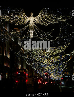 Die Weihnachtsbeleuchtung Leuchten über Regent Street im West End von central London, Großbritannien 6. Dezember 2016. © John Voos Stockfoto