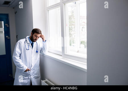Traurig Arzt stehen im Flur Stockfoto
