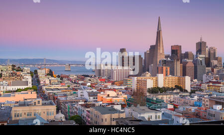 In San Francisco. Panorama-Bild der Skyline von San Francisco bei Sonnenuntergang. Stockfoto