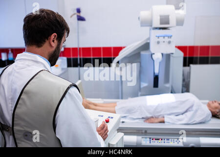 Arzt mit Röntgengerät, Patienten zu untersuchen Stockfoto