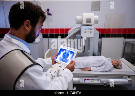Arzt Untersuchung Röntgen auf digital-Tablette Stockfoto