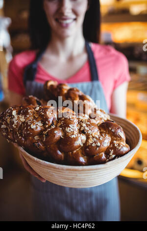 Mittelteil von weiblichen Baker hält frisch gebackene Brot Stockfoto