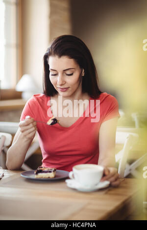 Frau mit einem Stück Kuchen Stockfoto