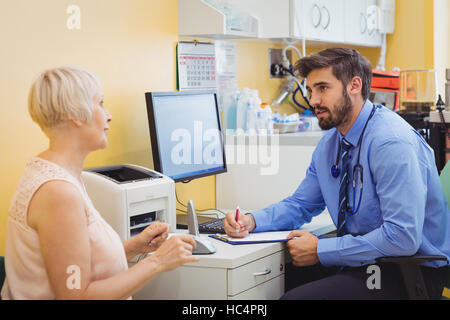 Patienten, die Rücksprache mit einem Arzt Stockfoto