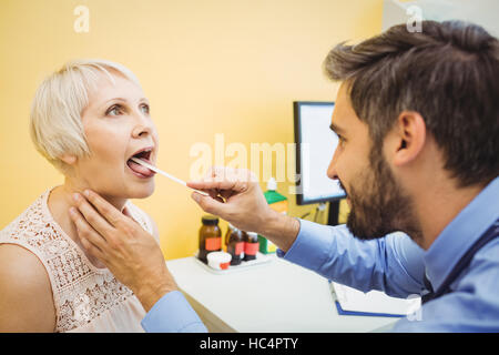 Arzt einem Patienten Stockfoto