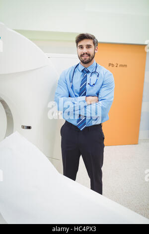 Porträt des Arztes stehen in der Nähe von MRT-scanner Stockfoto