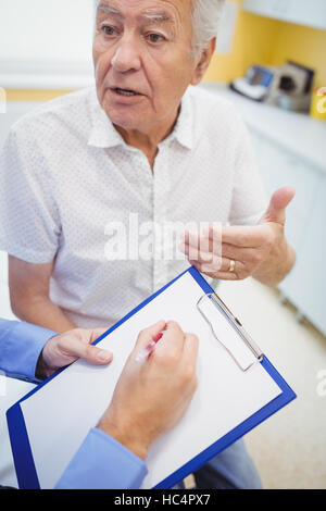 Patienten, die Rücksprache mit einem Arzt Stockfoto