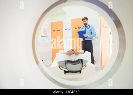 Herr Doktor Überprüfung Diagramm des Patienten mri scan haben Stockfoto