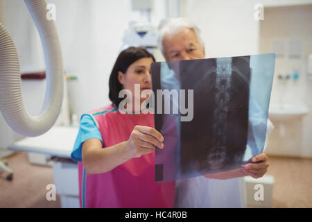 Ärztin, Röntgen mit Patienten zu diskutieren Stockfoto