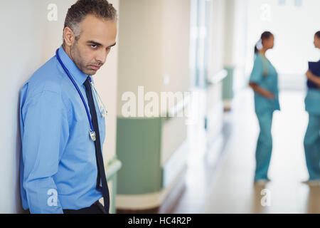 Traurig Arzt an die Wand gelehnt Stockfoto