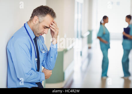 Traurig Arzt an die Wand gelehnt Stockfoto