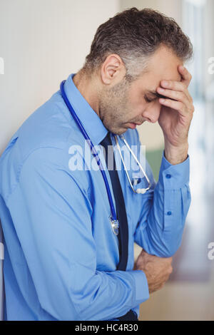 Traurig Arzt an die Wand gelehnt Stockfoto