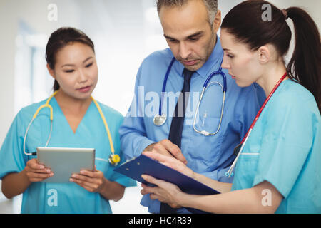 Arzt und Krankenschwester Zwischenablage betrachten Stockfoto