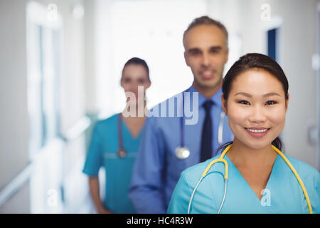 Porträt, lächelndes Arzt und Krankenschwestern Stockfoto