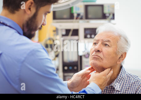 Arzt einem Patienten Stockfoto