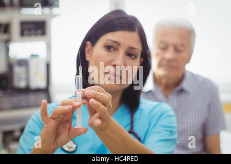 Ärztin mit einer Injektion Stockfoto