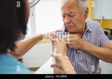 Ärztin, die ein Patient eine Spritze geben Stockfoto