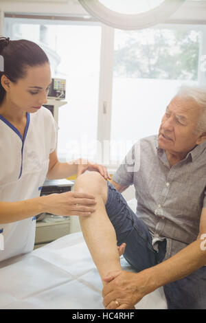 Ärztin untersuchen Patienten Knie Stockfoto