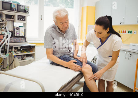 Ärztin untersuchen Patienten Knie Stockfoto