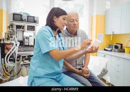 Arzt, seinen Patienten zu erklären, Medizin Stockfoto