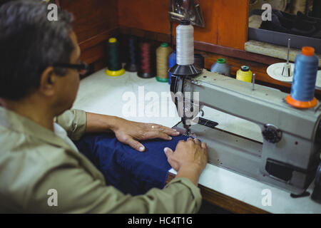 Schuhmacher mit Nähmaschine Stockfoto