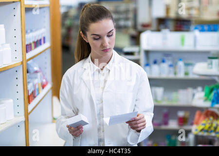 Apotheker Blick auf Rezept und Medizin Stockfoto