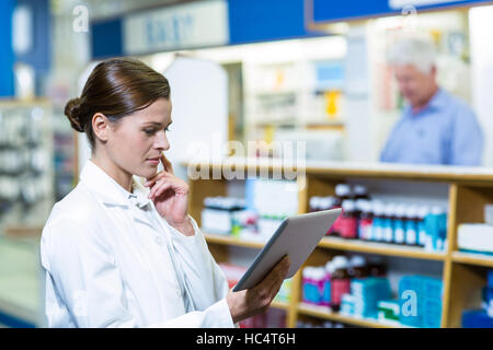 Apotheker mit digital-Tablette Stockfoto