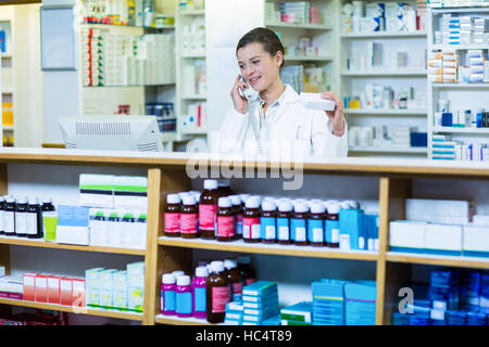 Apotheker Medizin-Box beim Telefonieren halten Stockfoto