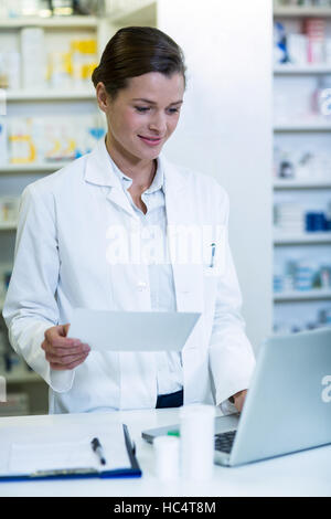 Apotheker machen Rezept Rekord im laptop Stockfoto