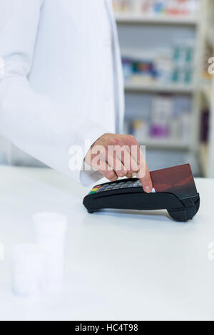 Apotheker Einlesen Karte durch Zahlterminal Stockfoto