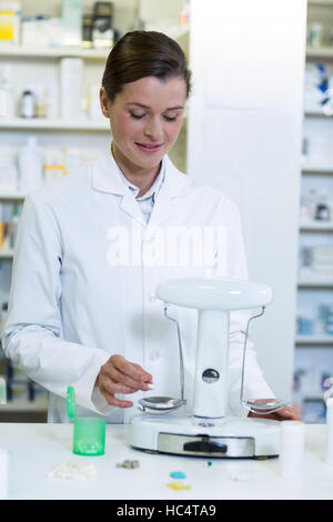 Apotheker, Tabletten mit Apotheke Skala zu messen Stockfoto