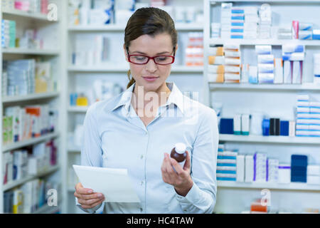 Apotheker überprüfen auf Rezept und Medizin container Stockfoto