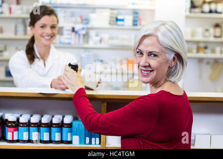 Apotheker geben Medizin an Kunden in der Apotheke Stockfoto