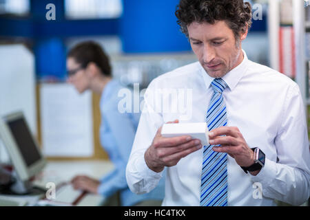 Apotheker ein Medizin-Kontrollkästchen Stockfoto